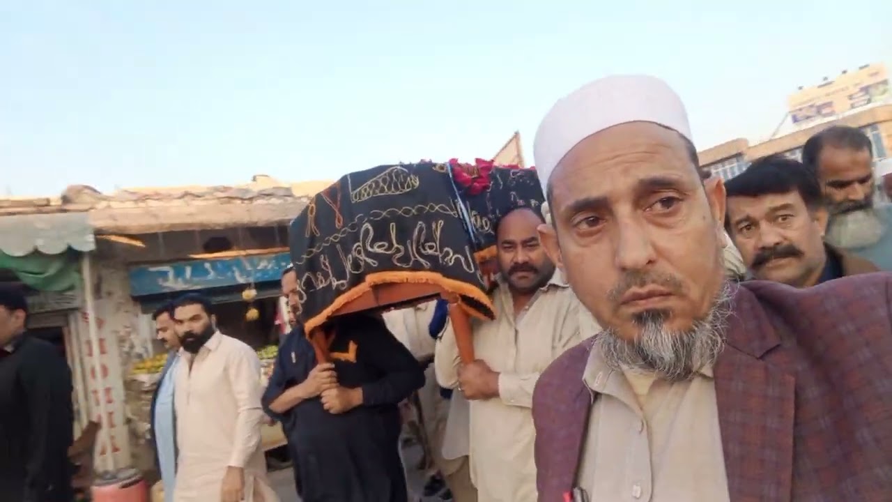 چوہدری گلفراز احمد کے والد چوہدری لال حسین کی نماز جنازہ ادا کرنے کے بعد سوہدراں قبرستان میں تدفین ۔