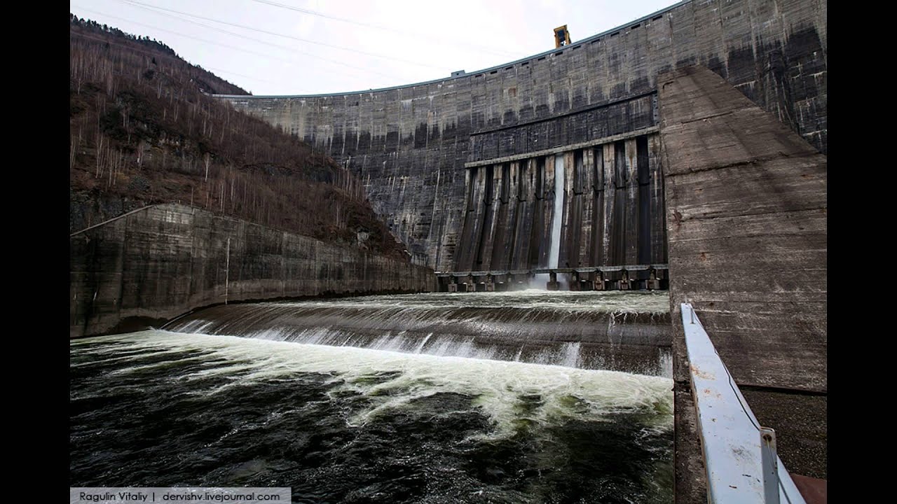 В каком районе самая крупная гэс. Саяно-Шушенская ГЭС водосброс. Плотина Саяно-Шушенской ГЭС. Водобойный колодец Саяно Шушенской ГЭС. Эксплуатационный водосброс Саяно-Шушенской ГЭС.
