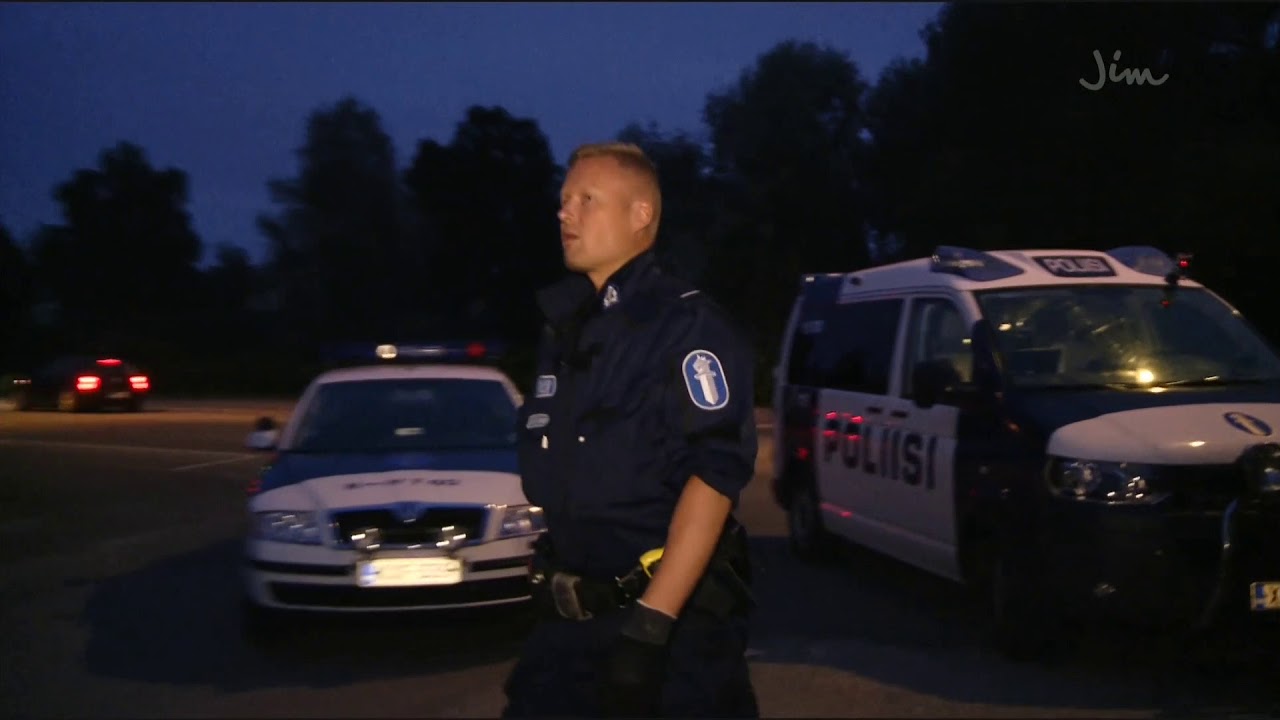 Poliisit Forssa - Rähinöitsijä haetaan bileistä putkaan