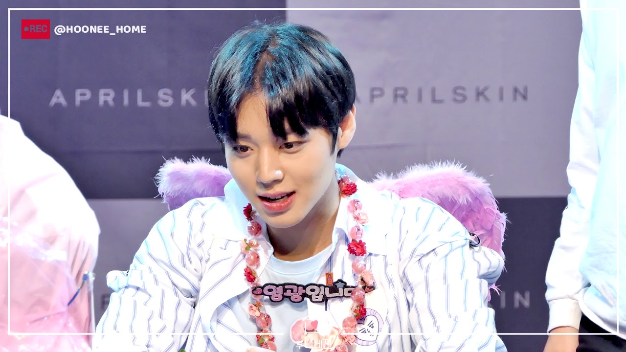 박지훈 :: 180910 에이프릴스킨 사인회 - 스케치북팬보고 활짝웃는 지후니