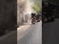 Carreta carregada com frango tomba em curva na Serra das Araras; assista