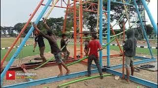 Proses Pemasangan Besi Konstruksi Wahana Bianglala Kincir Angin Pasar Malam