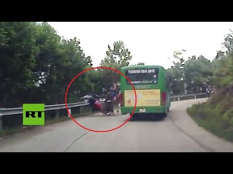 Violento choque de 2 motos en una carretera de Vietnam (vídeo)