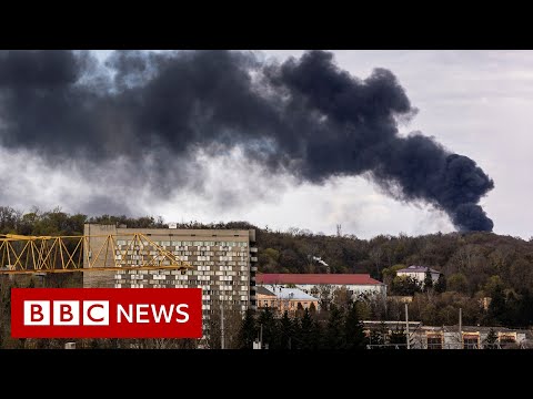 Raketten raken Lviv in het westen van Oekraïne terwijl Rusland steden bombardeert - BBC News