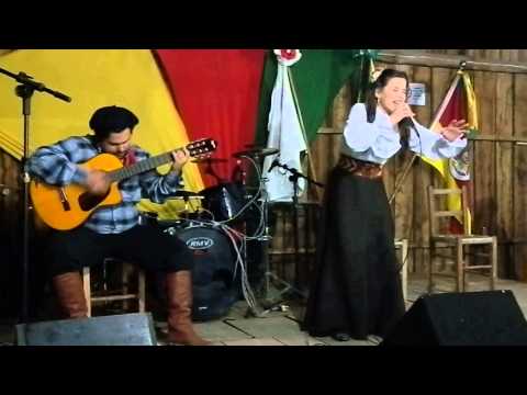 Maria Eduarda cantando