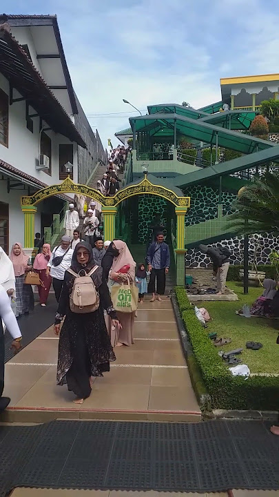 Situasi setelah ziarah ke makam Abah Anom #pesantren #suryalaya