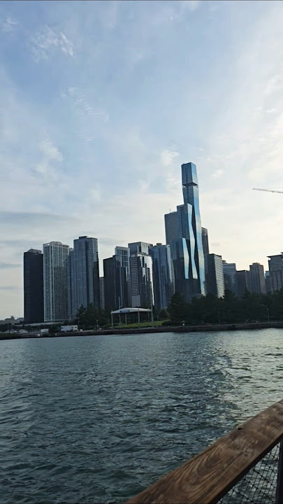 Walking down the streets of Chicago #shorts #ytshorts #travel