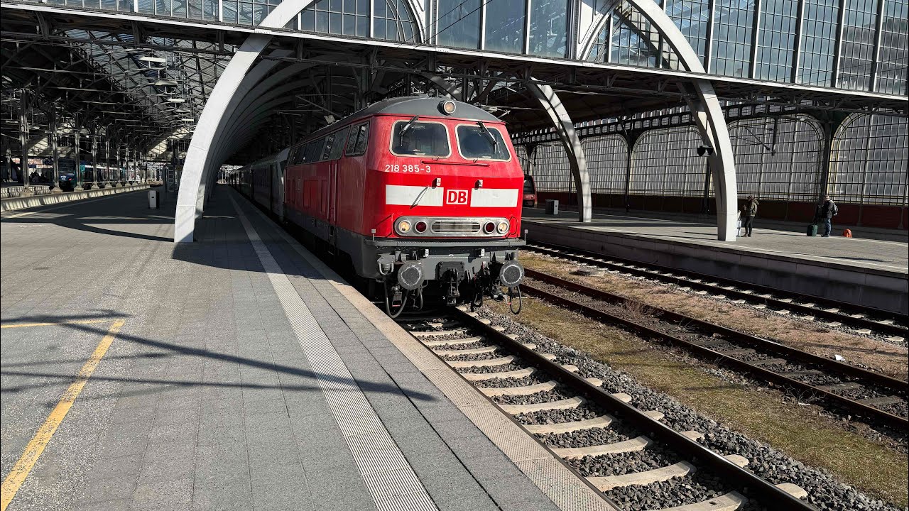 Baureihe 218 koppelt am IC an und fährt los. Im Bahnhof Lübeck.