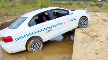 The Car Fell Into The Ditch, The Old Driver Taught You How To Save Yourself