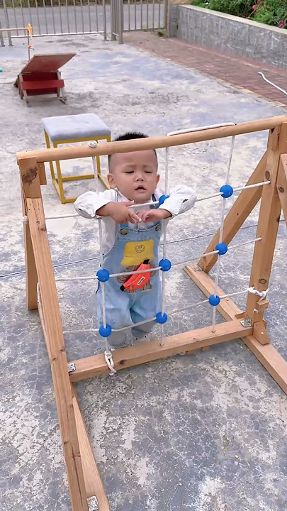A one-year-and-six-month-old baby breaks the rules: his unconventional and adorable moves make #cute