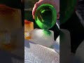 ¡Observa qué sucede cuando le añades HIELO al colorante! 🧊💥