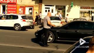 Viral Video UK: Man lends pigeon a helping hand screenshot 4