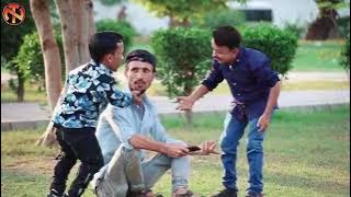 prank bikin kaget, tangan ketinggalan di pundak