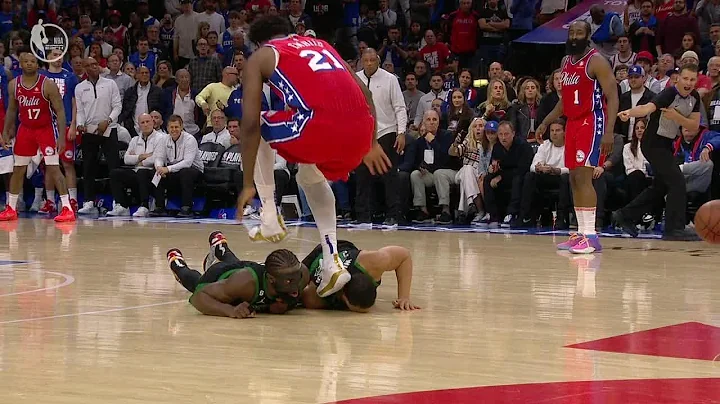 Joel Embiid inadvertently steps on Grant Williams’ head | NBA on ESPN