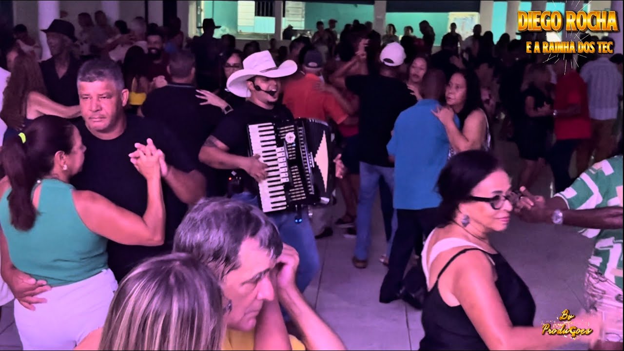 Diego Rocha cantando e tocando aquele Forrozin Gostoso aqui do Interior 😊🎹🎤