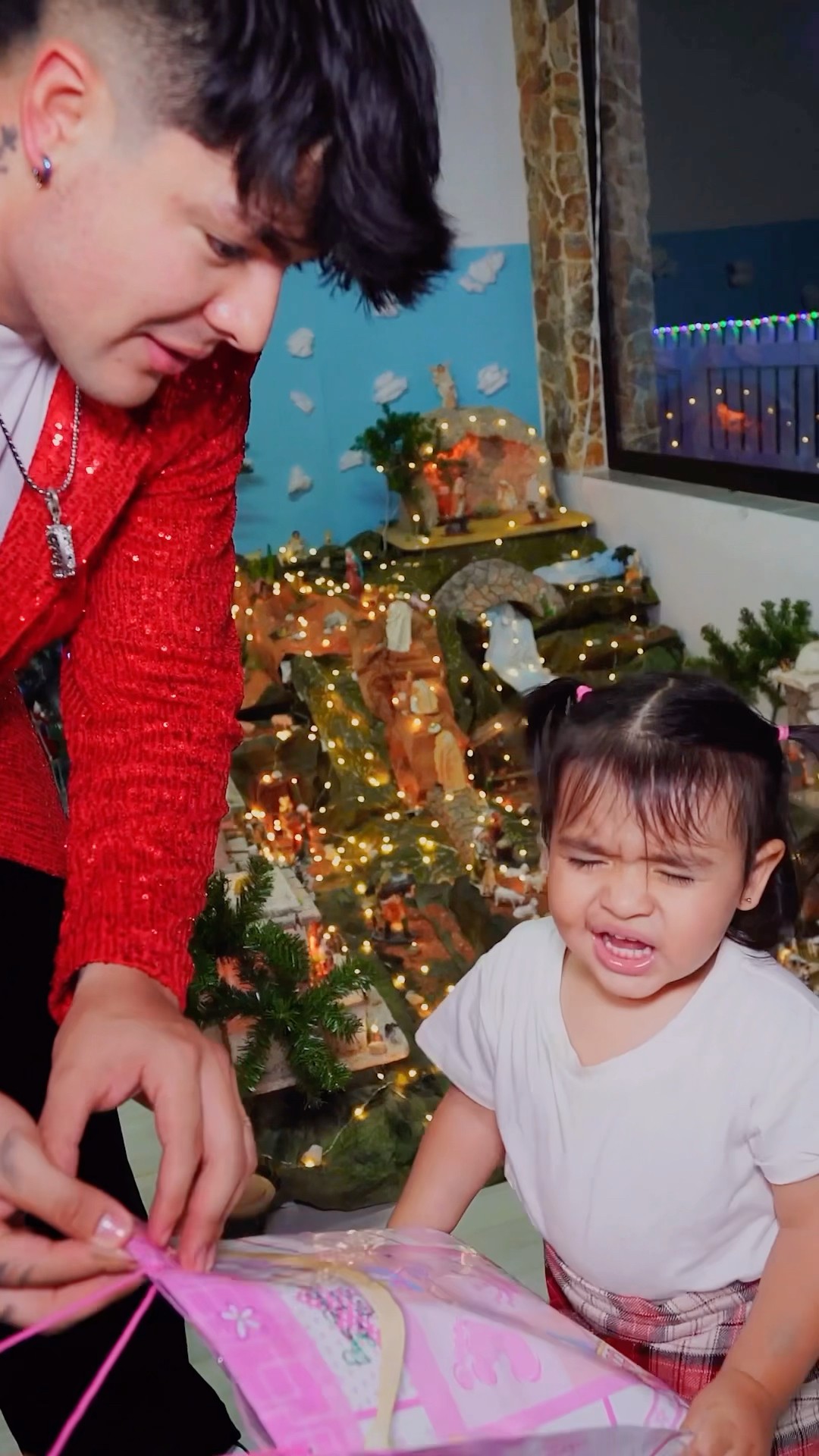 Isabella le quiere quitar el regalo de Navidad a Salomé??
