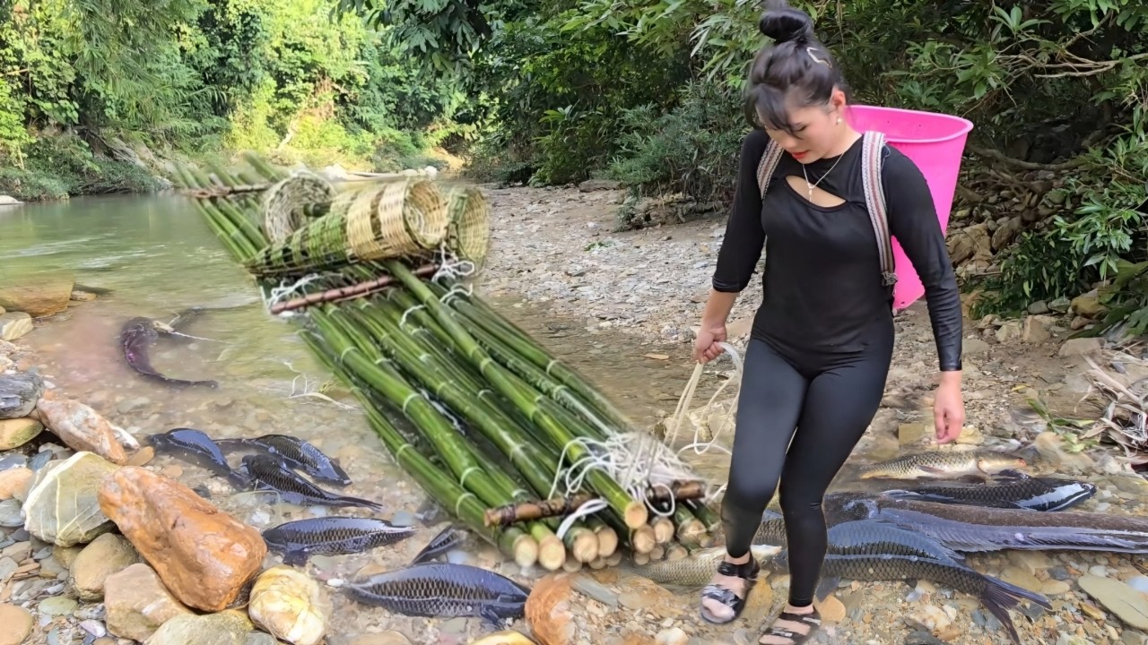 Single mother uses bamboo boat to catch giant fish in the middle of a ...
