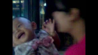 Nayla kecil dikudang ibu