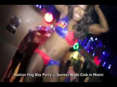 Tukli mushukning etagini kotarayotgan retro surati