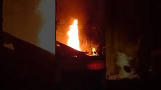 পুরান ঢাকা সাতরোজা আবুল হাসনাত রোড ওয়াসা গলির পাশে। ভয়াবহ অগ্নিকাণ্ড 😭