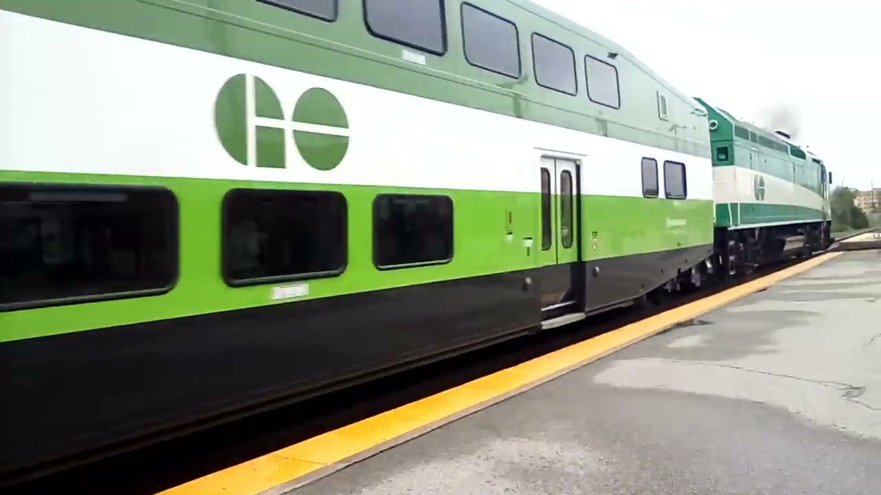 GO train at Barrie South GO