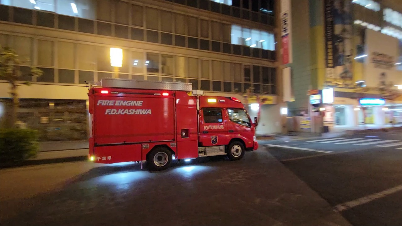消防車両が火災予防のため巡回走行するシーン