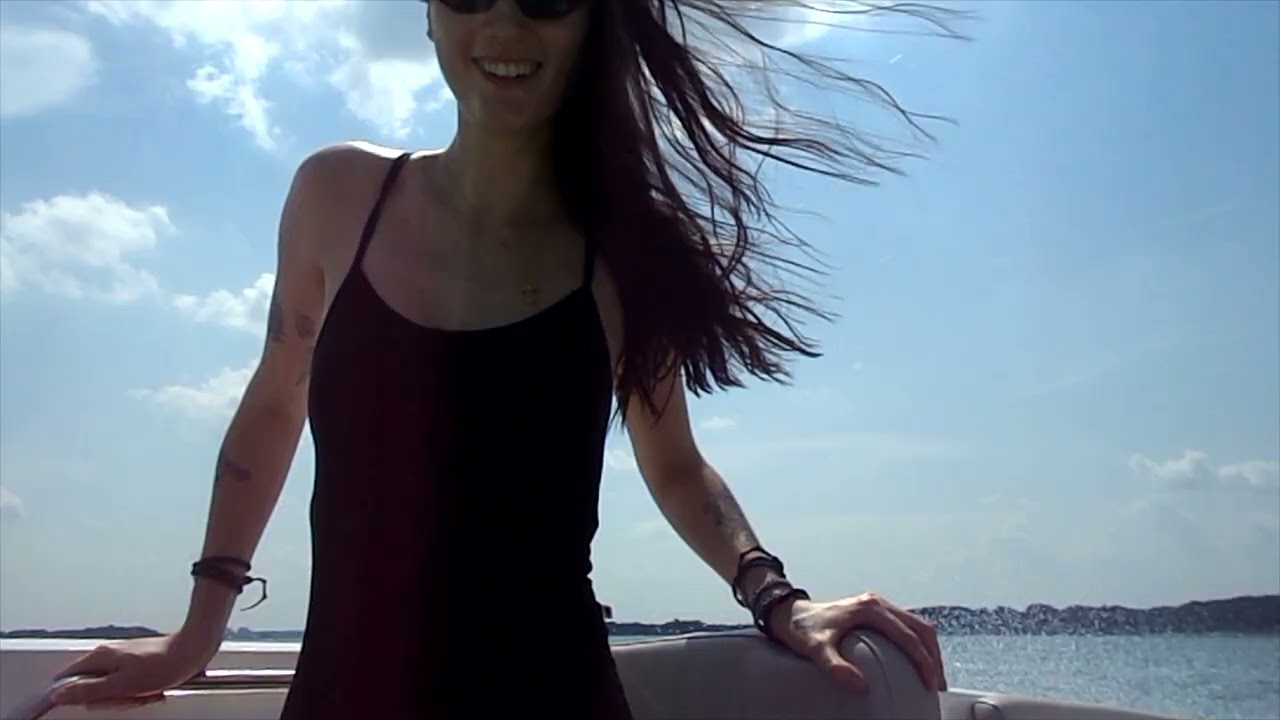 Bella Litsa - Inside a Seashell auf YouTube ansehen Bella Litsa - Inside a Seashell auf YouTube ansehen