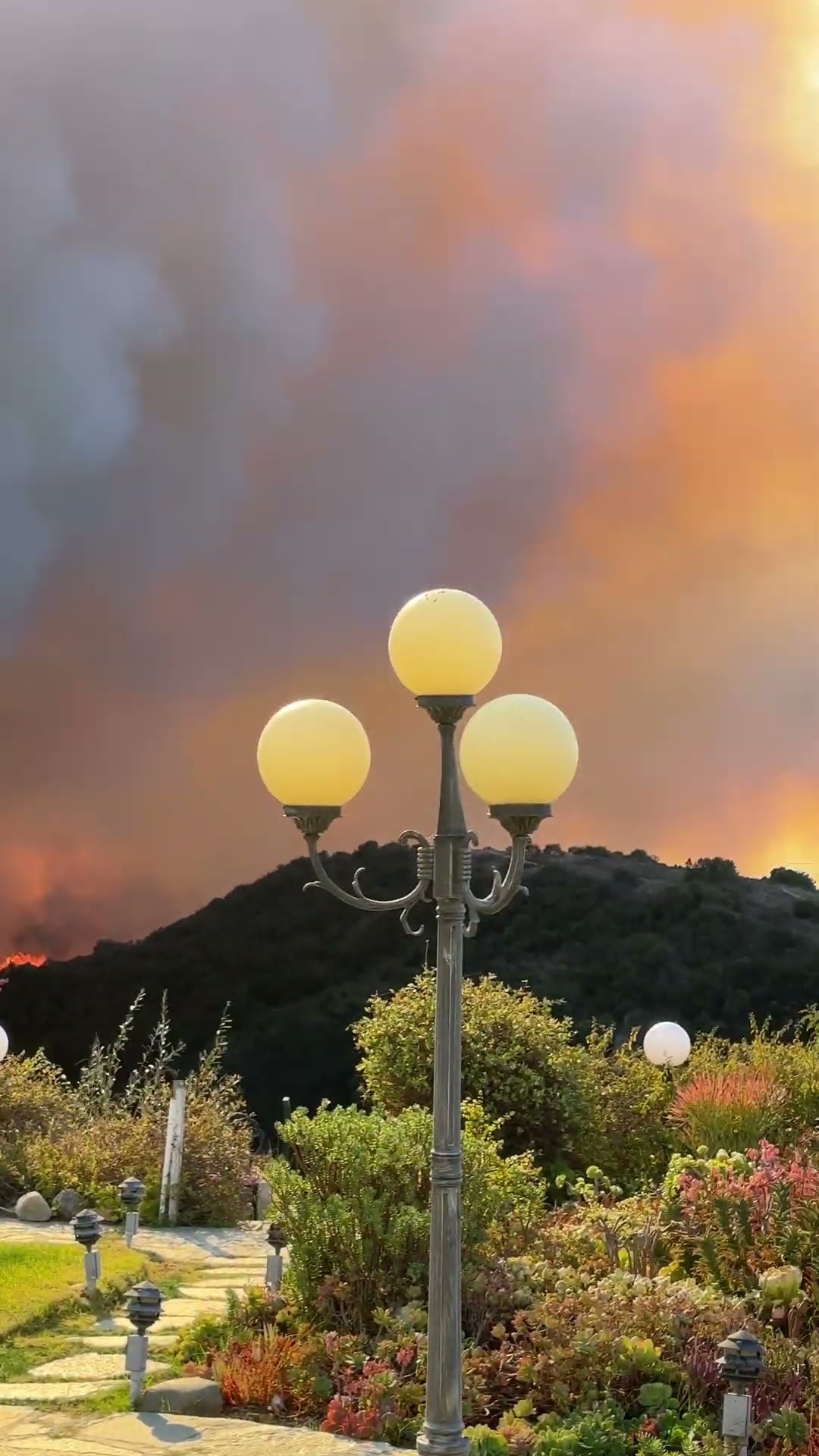 Pacific Palisades Wildfire Rages Through California || ViralHog