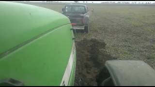 F350 sacando tractor con sembradora