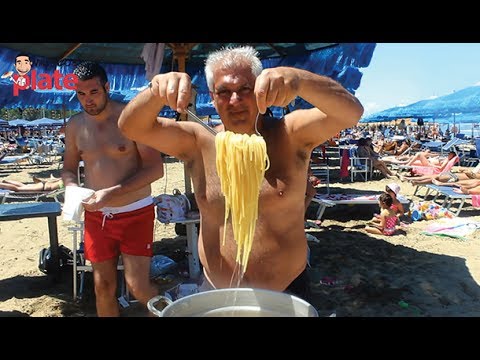 ITALIAN CHEF COOKING SEAFOOD PASTA ON THE BEACH | Vincenzo