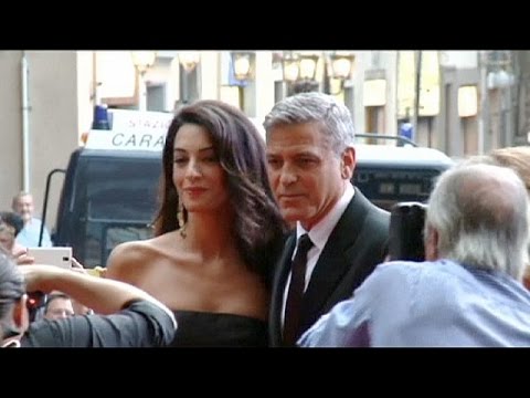 Видео: Подаръчни слушалки на Джордж Клуни на полет