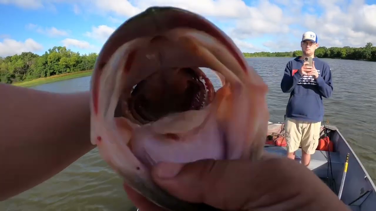 Fishing with a buzzbait ( Big Bass Caught!!!!)