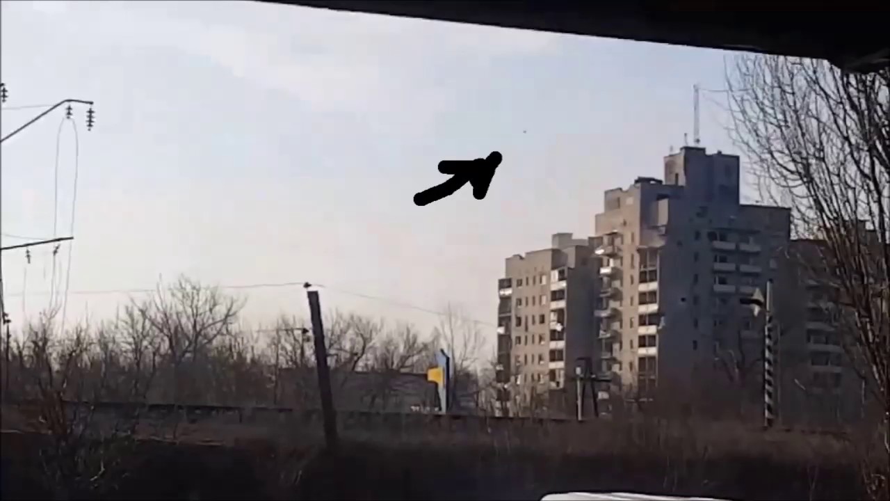 Виден летящий снаряд попавший по дому в Авдеевке 11.03.2017 г. - YouTube