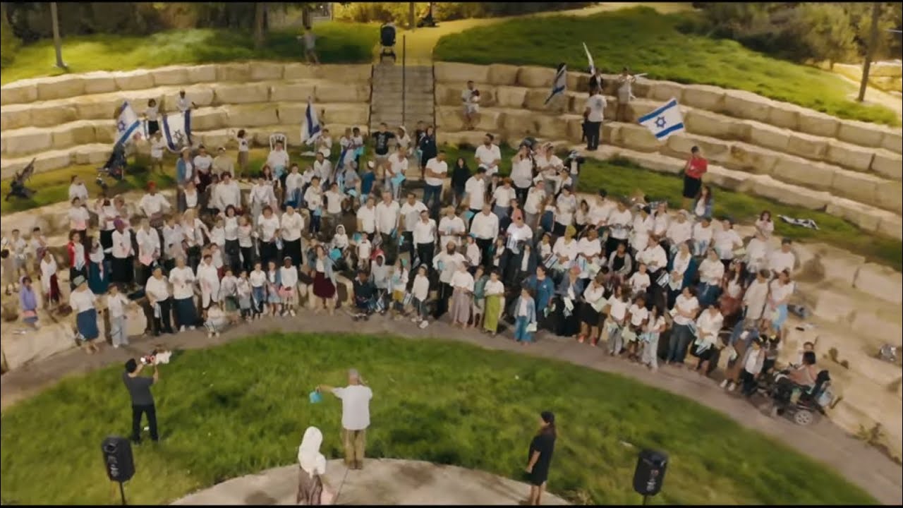 בגלל הרוח | מעלה מכמש | שירת המונים - וזה הקול