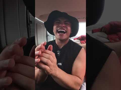 Alguien de aquí habla y juega charadas; siempre.