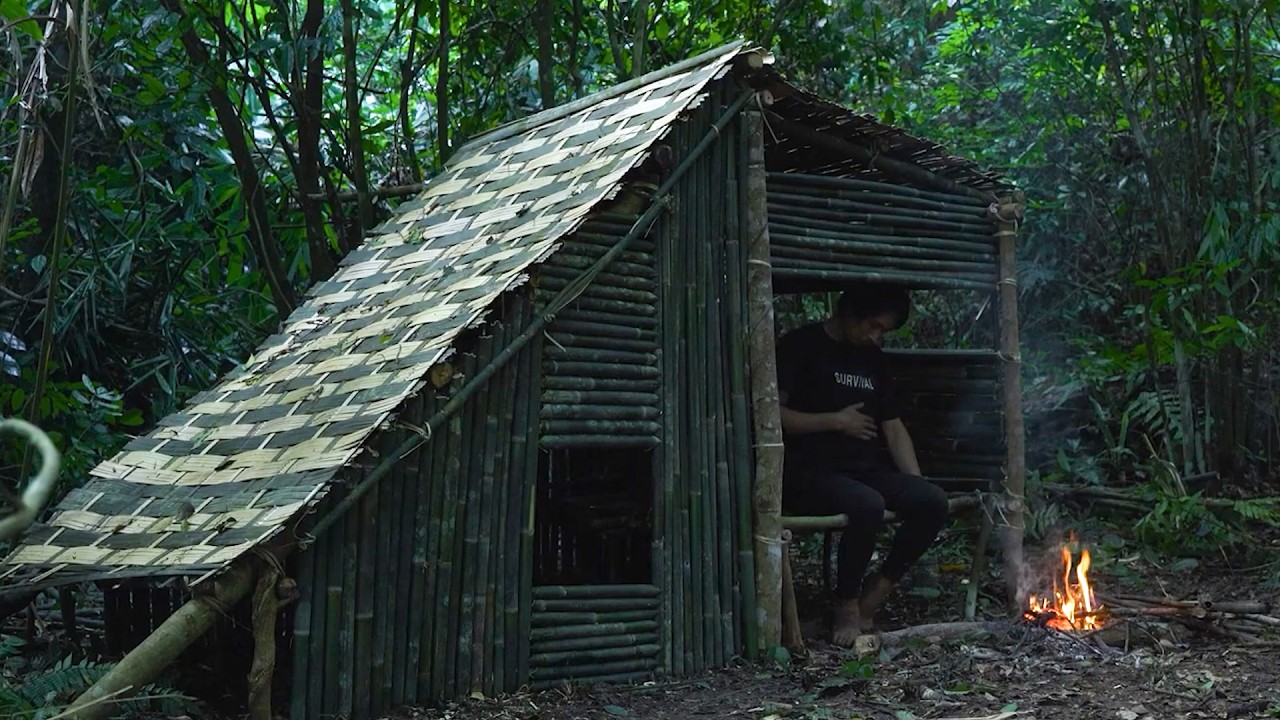 A Harsh Survival Day: Building a Bamboo Shelter and Eating Grass Cores to Stay Alive