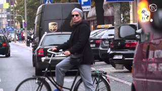 Magda Cielecka Na Rowerze W Centrum Warszawy