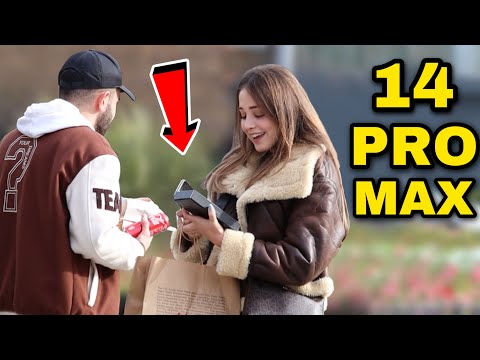 GÜZEL KIZ KARNI AÇ OLAN EVSİZ ÖĞRENCİYE YARDIM EDİNCE İPHONE 14 PRO MAX KAZANDI - HEDİYE ETTİK