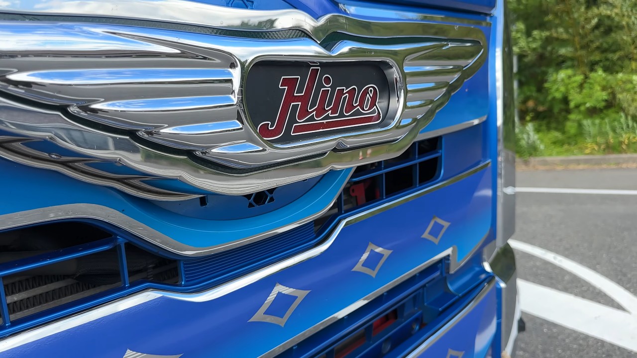 Decorated Truck] The shine on this stainless steel and chrome is