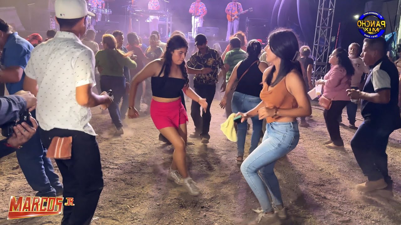 Marcos jr. en vivo tema el agua clara y el pasito de foncho y puro cabeceo