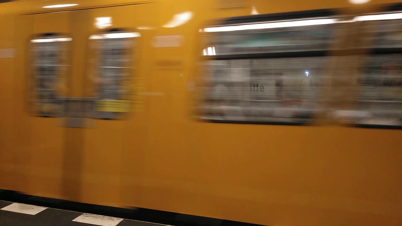 Metro de Berlin salida de BVG F90 línea U6 - estación de stadtmitte