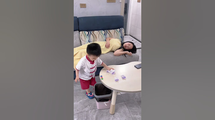 妈妈故意在沙发上睡着想看一下儿子的反应，结局太暖心了！#funny#萌娃#cute