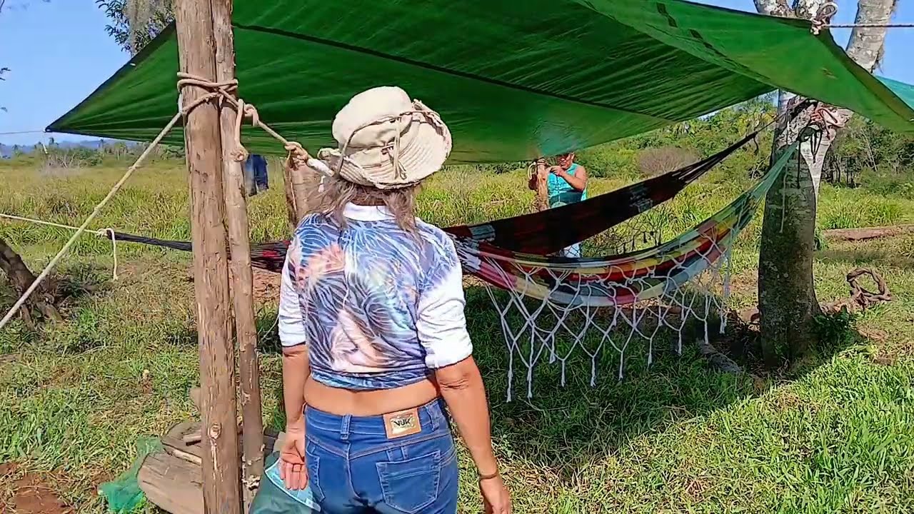 Pescaria e acampamento caipira com vara de bambu na barranca do rio