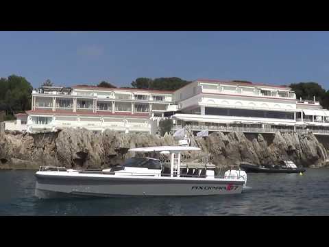 Axopar 37 T-Top au Cap d'Antibes devant l'Eden Roc Hotel