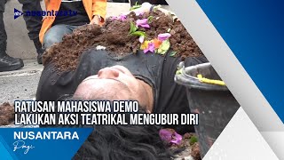 Ratusan Mahasiswa Demo Lakukan Aksi Teatrikal Mengubur Diri