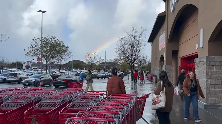 Last-minute Bay Area shoppers brave wind, rain on Christmas Eve