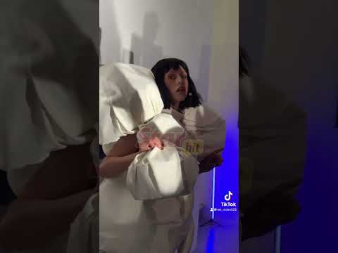 Катя IOWA сегодня празднует день рождения и открытие собственной выставки в Москве.#iowa #певица