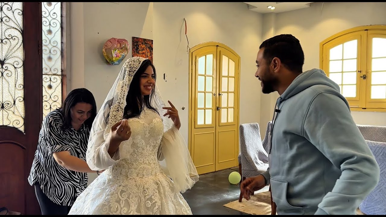 عروسه طلبت من عاملة الد يلفرى  تقفلها السوسته  فشافت زوجها فى البيت
