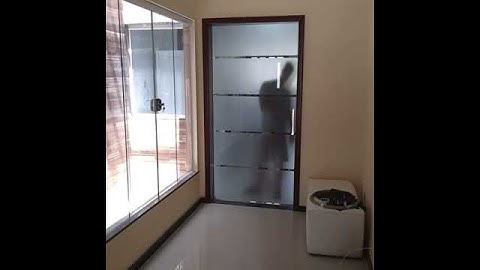 PORTA DE VIDRO JATEADA PARA SALA/COZINHA COM FRISO E JARDIM DE INVERNO INCOLOR