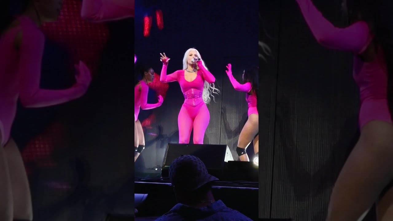 Iggy Azalea Twerking on Stage 10/13/2021.